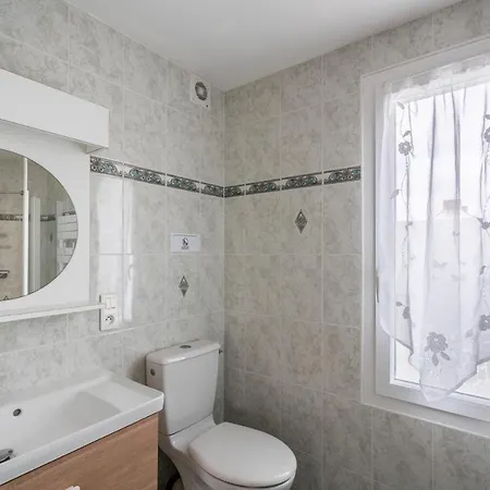 Jolie Maison Pour 6 Personnes Au * Guilvinec